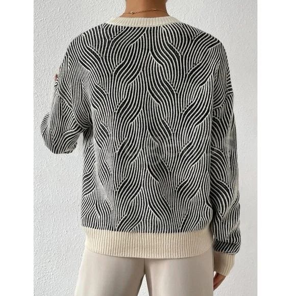 Rouge! Black and White Wave Pattern Sweater - Picture 3 of 10